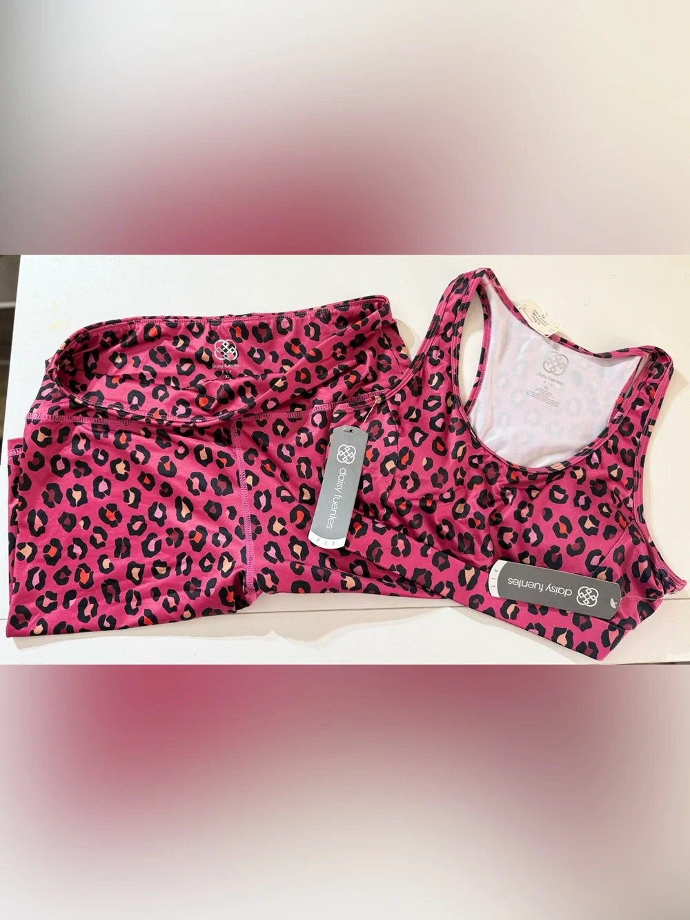Daisy Fuentes Women's Pink Leopard Print Sports Bra & bike shorts XL